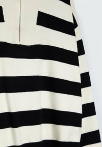 Pull rayé horizontal noir et blanc avec une fermeture éclair partielle au niveau de l'encolure, présenté sur un fond blanc.