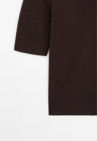 Korte mouwen, donkerbruin gebreid topje gemaakt van zachte stof, met een gladde textuur en een geribbelde zoom voor extra detail.