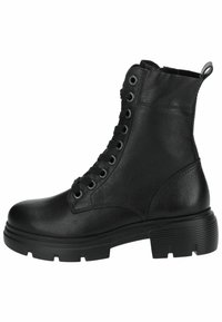 Botas de tobillo de cuero negro con un acabado texturizado, que cuentan con un cierre de cordones en la parte frontal, punta redonda y suela gruesa y acanalada para mayor tracción.