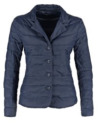 Blazer matelassé bleu marine avec revers crantés, manches longues, quatre boutons sur le devant et deux poches passepoilées à l'avant.