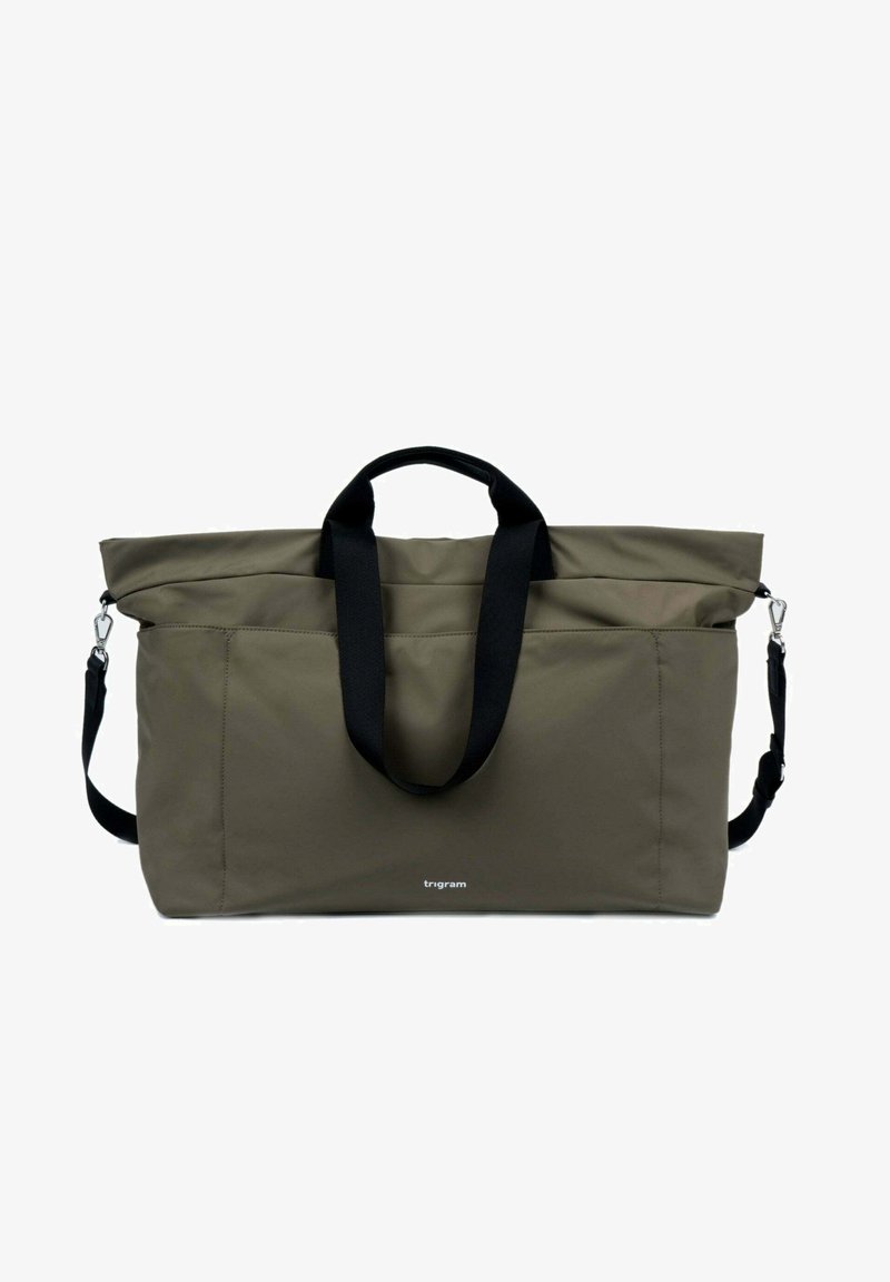 Sac olive en tissu doux et durable avec une bandoulière noire, grande ouverture et un design minimaliste, affichant le logo à l'avant.