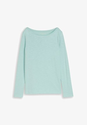 Chemise bleu clair à manches longues avec un large col rond, étalée à plat sur un fond blanc.
