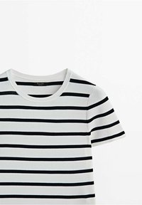Wit gestreept T-shirt met smalle zwarte strepen, korte mouwen en een ronde halslijn. Glad textuur en klassiek ontwerp.