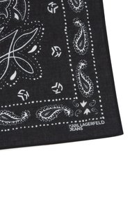 Mustahuivi, jossa on valkoisia paisley-kuvioita ja geometrisia muotoja, reunustettuna tekstillä "KARL LAGERFELD JEANS" alakulmassa.