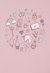 Heleroosa särk mitme värvika illustratsiooniga, sealhulgas kook, südamed, tähed, üks sarvik ja kaunistavad elemendid glitriaktsentidega.