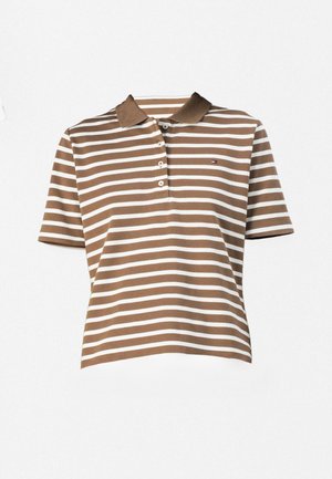 Polo shirt à manches courtes à rayures horizontales marron et blanches, avec un col à bouton et un petit logo sur la poitrine gauche.