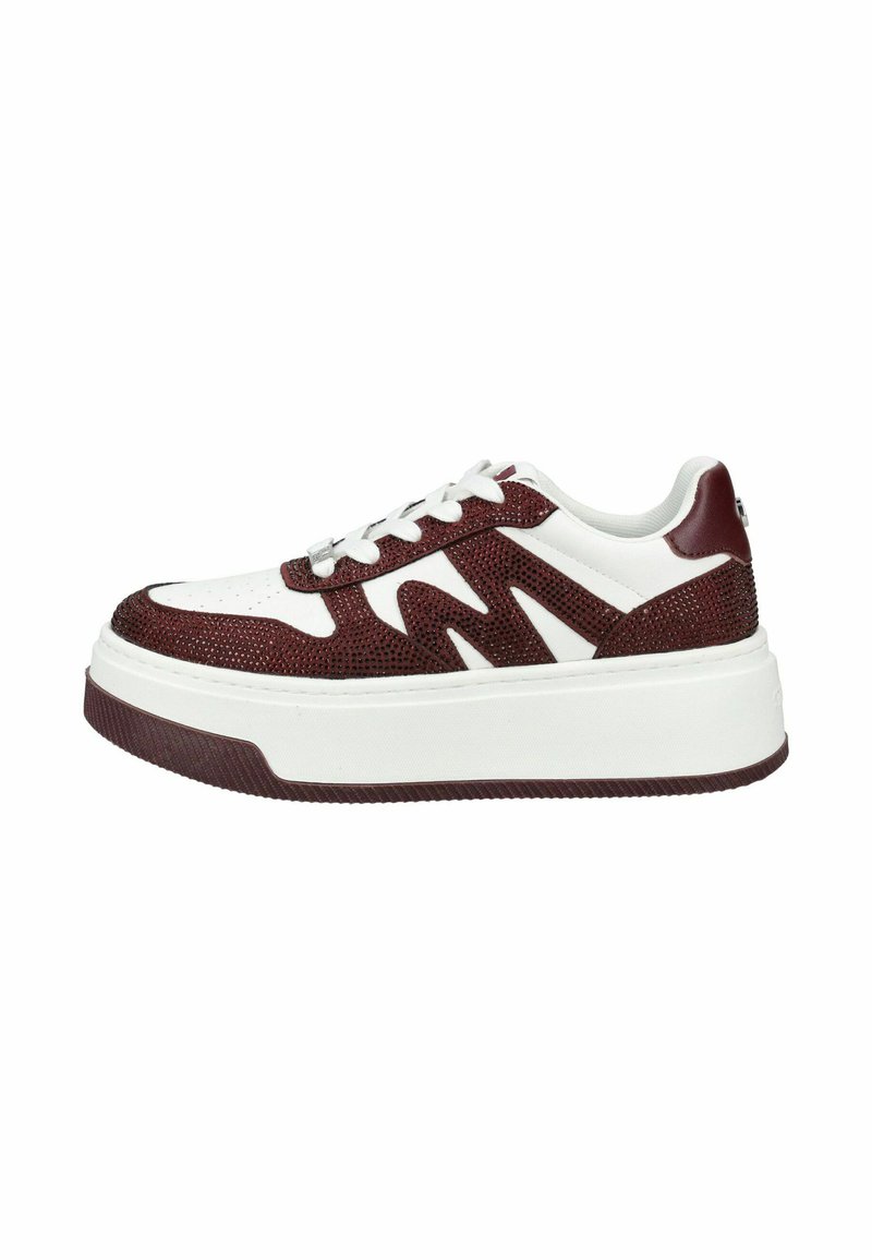 Sneaker platform bianco con sovrapposizioni testurizzate bordeaux, lacci bianchi e una spessa suola bianca con un bordo inferiore bordeaux.