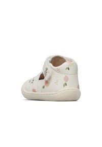 Witte leren peuterschoen met een klittenbandsluiting, voorzien van een bloempatroon in roze en groen, ronde hak en een gestructureerde rubberen zool.