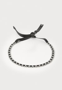 Culoare neagră pentru un colier choker din panglică, cu mărgele argintii și accente dreptunghiulare. Dispune de o închidere legată și o textură netedă, oferind un design contrastant.