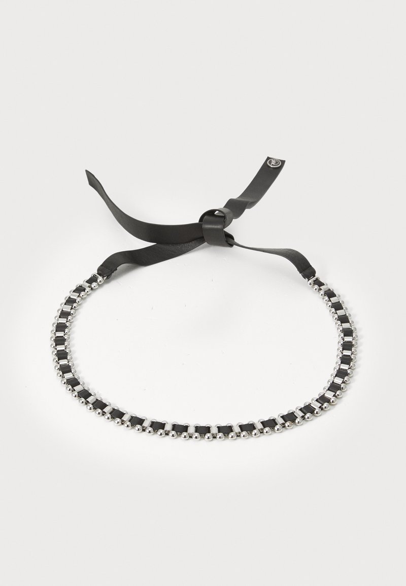Culoare neagră pentru un colier choker din panglică, cu mărgele argintii și accente dreptunghiulare. Dispune de o închidere legată și o textură netedă, oferind un design contrastant.