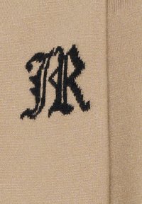 Beżowy materiał o miękkiej teksturze z czarnym haftowanym wzorem logo, łączącym stylizowane litery "J" i "R".
