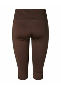 Leggings marron taille haute, coupés courts, en tissu lisse et extensible, avec une coupe ajustée se terminant juste sous les genoux.