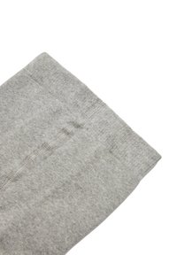 Tejido de punto gris con una textura suave, que presenta un amplio puño acanalado y sutiles variaciones en la tonalidad, indicando calidez y comodidad.
