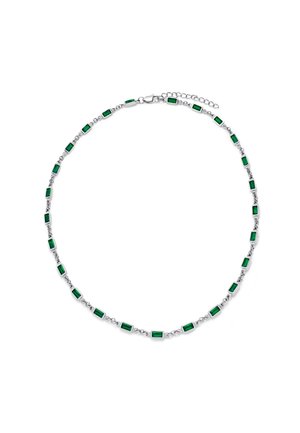 Sølvkjede med små rektangulære grønne edelstener jevnt fordelt langs hele lengden og en hummerlås med justerbare lenker.