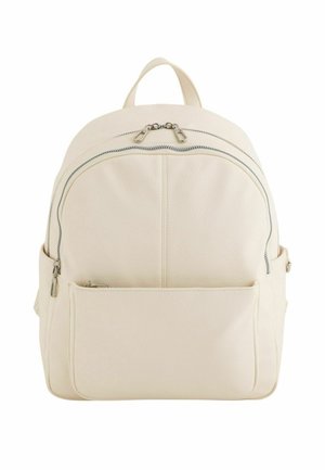 Sac à dos en cuir couleur crème avec poches zippées à l'avant et sur les côtés, tirettes de fermeture éclair argentées et une poignée de transport sur le dessus.