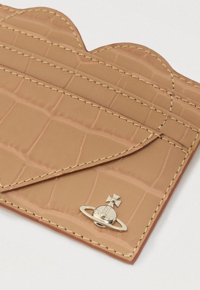 Portacarte in finta pelle color bronzo con trama effetto coccodrillo, bordo superiore smerlato e hardware color argento con corona decorativa. Dotato di molteplici scomparti per carte.