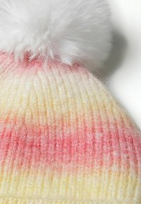 Cappello lavorato a maglia in morbida lana con una sfumatura che va dal rosa al giallo, caratterizzato da un soffice pom pom bianco in cima e dettagli di punto lavorato.