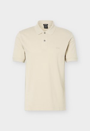 Polo beige à manches courtes avec deux boutons, coupe régulière, et petit logo « BOSS » sur le côté gauche de la poitrine.