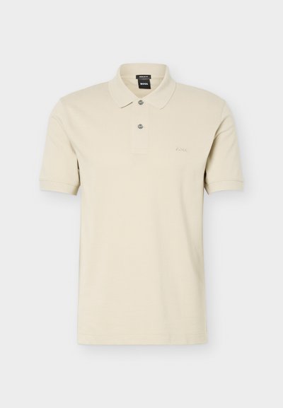 Polo beige à manches courtes avec deux boutons, coupe régulière, et petit logo « BOSS » sur le côté gauche de la poitrine.