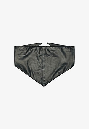 Zwarte leren driehoekige tailleband met scherpe uiteinden en een centrale naad, ontworpen om om de taille te wikkelen en vast te maken.