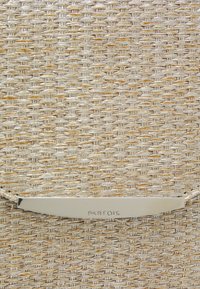 Bolso de paja tejido en tonos beige y dorado, con un cierre metálico plateado grabado con "PARFOIS". Superficie texturizada con un patrón decorativo.
