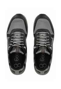 Šedé sportovní boty s horní částí z síťoviny, černými akcenty, reflexními tkaničkami a zaoblenou špičkou. Jsou viditelné texturované detaily a polstrované podrážky.