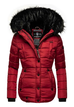 Veste d'hiver matelassée rouge avec capuche doublée de fourrure noire, fermeture éclair et boutons à l'avant, poches poitrine et avant, et poignets noirs.
