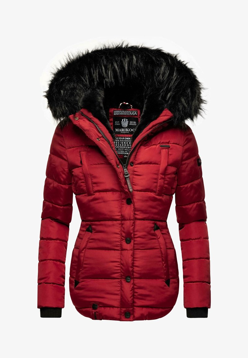 Veste d'hiver matelassée rouge avec capuche doublée de fourrure noire, fermeture éclair et boutons à l'avant, poches poitrine et avant, et poignets noirs.