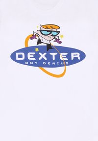 Hvid t-shirt med en tegneseriefigur med orange hår, blå briller og lilla handsker, omgivet af en blå oval med teksten "DEXTER BOY GENIUS."