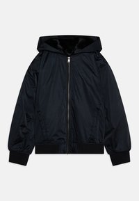 Svart hooded jacka gjord av slät, glänsande tyg med dragkedja fram, ribbade ärmslut och nederkant, samt en mjuk, strukturerad innerr lining.