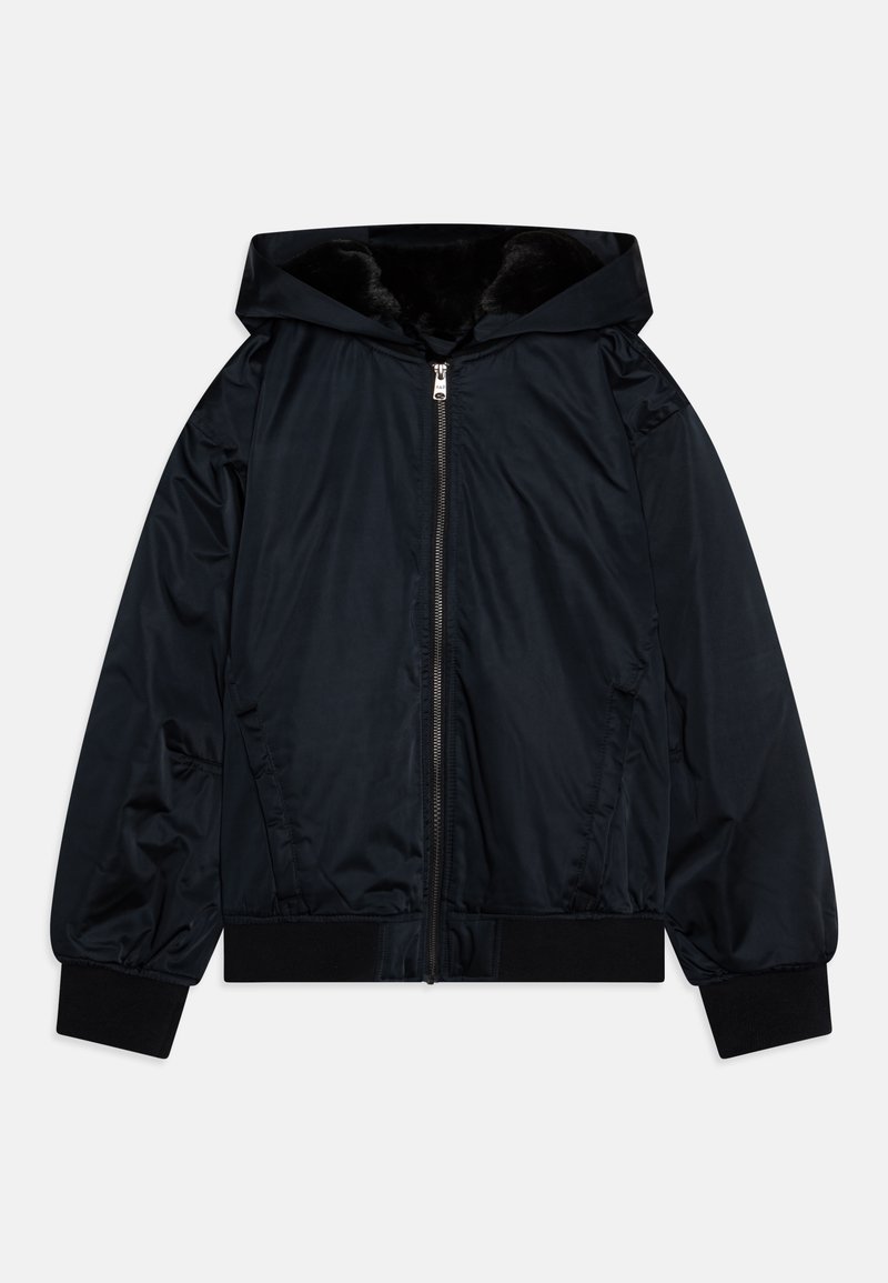 Svart hooded jacka gjord av slät, glänsande tyg med dragkedja fram, ribbade ärmslut och nederkant, samt en mjuk, strukturerad innerr lining.