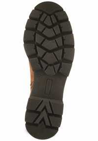 Suela de bota de goma negra con patrones de relieve profundos para agarre, con superficie texturizada y bordes prominentes. Incluye la marca "Salamander".