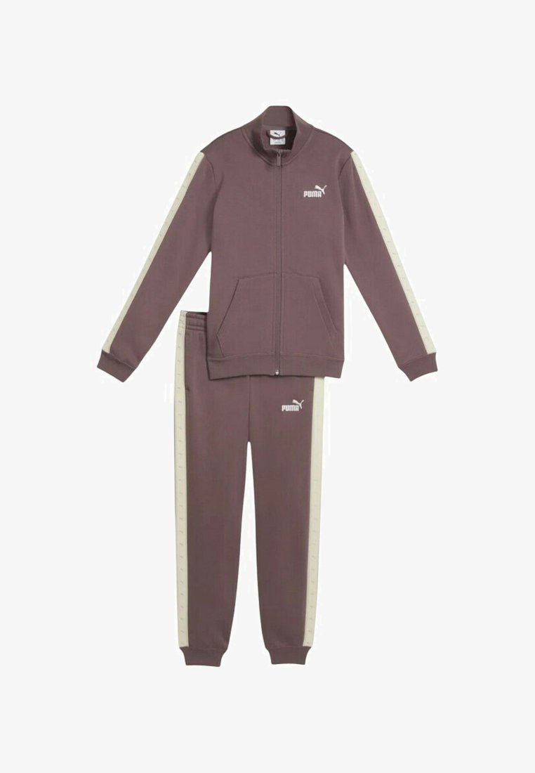 Chándal morado con rayas laterales blancas, chaqueta con cremallera y bolsillos, y pantalones a juego, ambos con el logotipo de Puma en blanco en el pecho y la pierna.