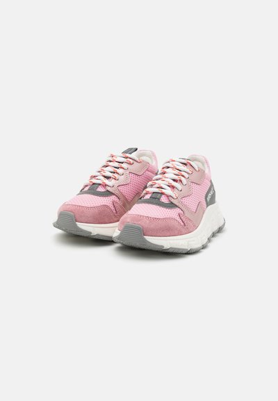 Scarpe da ginnastica rosa in materiale mesh e suede. Accenti grigi sui lati e sul tallone. Suola in gomma con texture. Lacci dai colori vivaci.