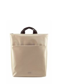 Sac à dos beige avec poignées noires, fabriqué en mat�ériau texturé ; il dispose d'une poche frontale et d'une fermeture éclair. Forme carrée, design minimaliste.