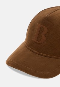 Hnedá kordová baseballová čiapka s vyšitým logom "B" na prednej strane, s textúrovanou látkou a zakriveným okrajom.