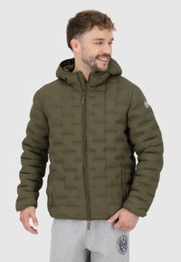 Olijfgroene pufferjack met een capuchon, met een geblokt design, ritssluiting en zijzakken. Het materiaal lijkt glad en geïsoleerd.