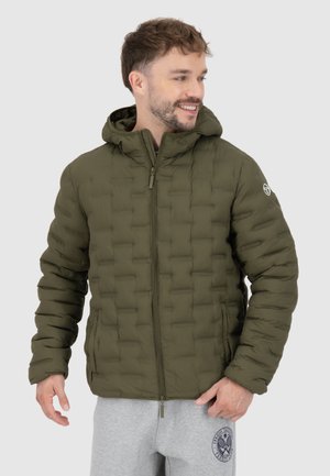 Giacca imbottita verde oliva con cappuccio, caratterizzata da un design trapuntato, chiusura con zip e tasche laterali. Il materiale appare liscio e isolato.