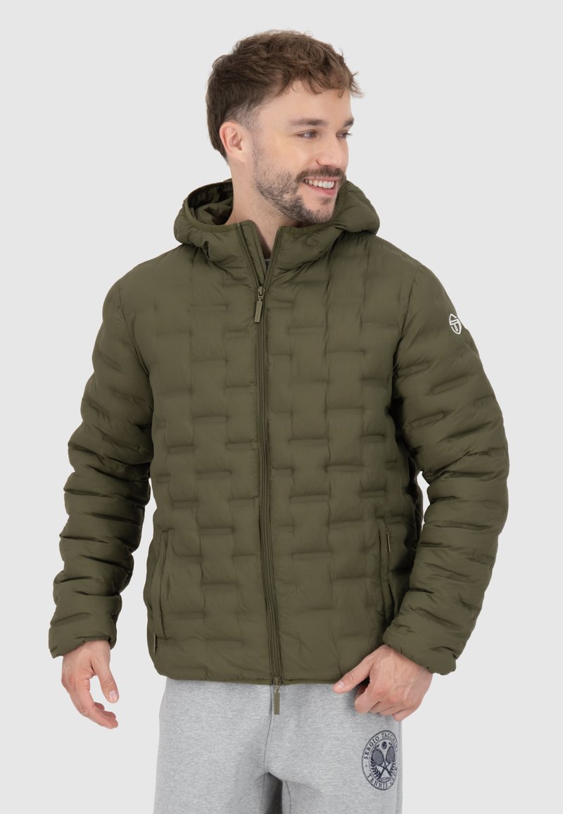 Olijfgroene pufferjack met een capuchon, met een geblokt design, ritssluiting en zijzakken. Het materiaal lijkt glad en geïsoleerd.