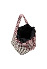 Väskan är dekorerad med rhinestones och har ett rosa och silvermönster, en mjuk svart tyginteriör och två robusta handtag för bärande.
