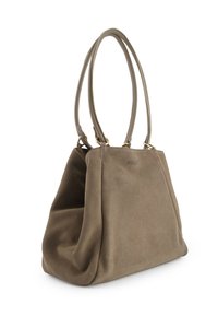 Brązowa, zamszowa torba tote o miękkiej fakturze, z dwoma długimi uchwytami, wyraźnym kształtem i subtelnym logo na powierzchni.