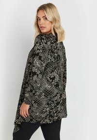 Yours Clothing ABSTRACT FLORAL PRINT WATERFALL - Kofta - black