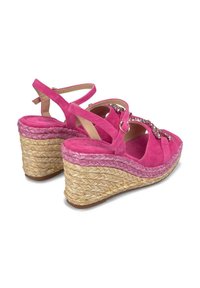 Sandali con zeppa in suede rosa, dotati di una piattaforma in juta intrecciata, caratterizzati da un design a strappi incrociati e decorazioni con strass.