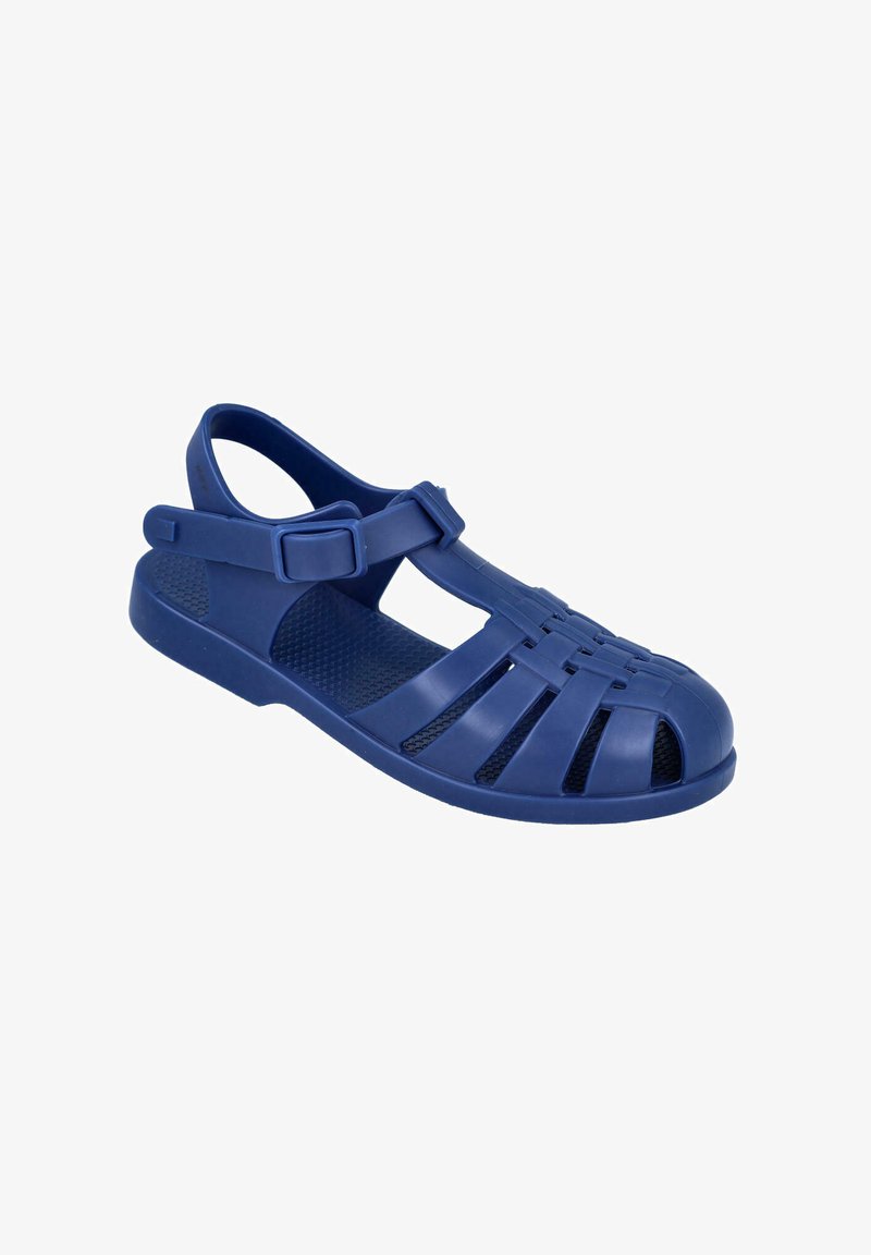 Sandalia de plástico azul con diseño de punta abierta, correa ajustable y secciones recortadas en la parte superior para ventilación. Suela texturizada antideslizante.