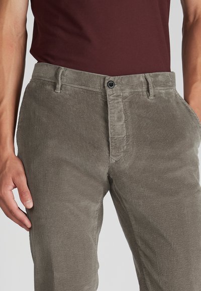 Pantaloni in corduroy grigi con sottili righe verticali, dotati di vita standard, tasche frontali e chiusura con un singolo bottone nero.