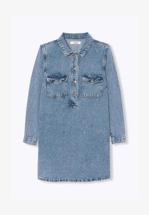 Robe chemise en denim bleu clair à manches longues, avec col, patte de boutonnage, et deux poches poitrine boutonnées.