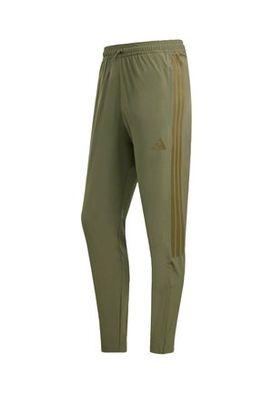 Pantaloni sportivi verde oliva con gamba affusolata, vita elastica, coulisse, tasche laterali e tre strisce verde scuro sui lati.