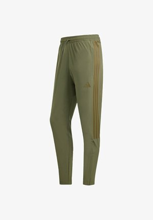Pantaloni sportivi verde oliva con gamba affusolata, vita elastica, coulisse, tasche laterali e tre strisce verde scuro sui lati.