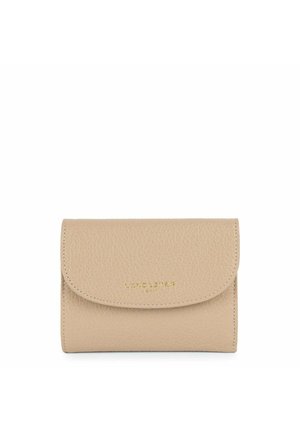 Portefeuille en cuir beige avec une surface texturée et une fermeture à rabat arrondie. Il présente une inscription dorée en relief sur le devant.