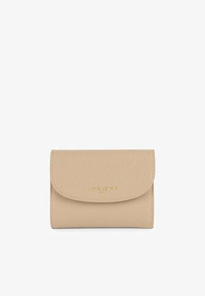 Portefeuille en cuir beige avec une surface texturée et une fermeture à rabat arrondie. Il présente une inscription dorée en relief sur le devant.